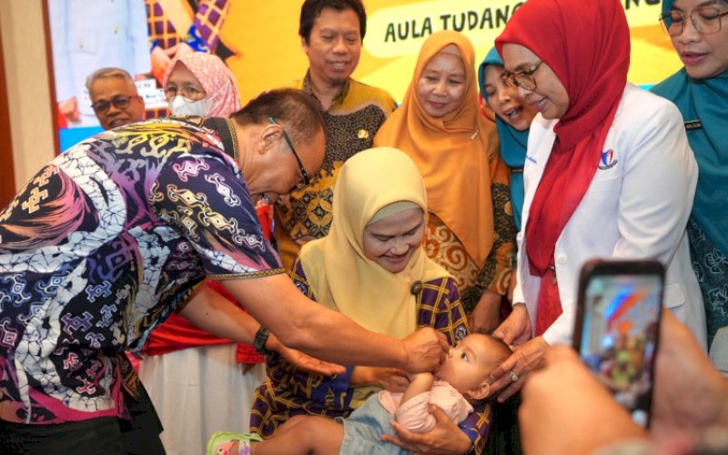 VAKSIN. Pj Gubernur Sulsel Zudan Arif Fakrulloh didampingi Bunda PAUD Sulsel Ninuk Triyanti Zudan memberikan vaksin polio kepada seorang anak pada Peringatan Hari Anak Nasional ke-40 dan Pemberian Vaksin Polio Putaran Kedua, yang dilaksanakan Ikatan Dokter Anak Indonesia (IDAI) Sulsel di Aula Tudang Sipulung, Rumah Jabatan Gubernur Sulsel, Jumat (16/8/2024). foto: istimewa