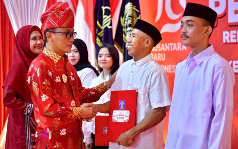 PENYERAHAN. Pj Gubernur Sulsel, Zudan Arif Fakrulloh, menyerahkan Surat Keputusan (SK) Remisi (Pengurangan Masa Pidana) Umum kepada 5.881 orang Warga Binaan Pemasyarakatan (WBP) secara simbolis kepada perwakilan WBP di Aula Lapas Klas I Makassar, Sabtu (17/8/2024). foto: istimewa