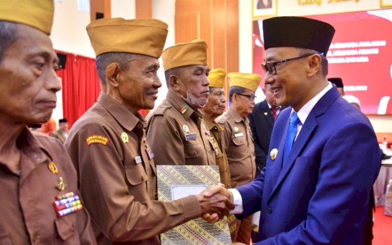 SILATURAHMI. Pj Gubernur Sulsel, Zudan Arif Fakrulloh, jelang perayaan HUT RI ke-79 bersilaturahmi bersama keluarga Pahlawan Nasional, Keluarga Perintis Kemerdekaan, Veteran, Wredatama, dan Lembaga Kesejahteraan Sosial Anak (LKSA) di Aula Tudang Sipulung, Rumah Jabatan Gubernur Sulsel, Kamis (15/8/2024). foto: istinewa