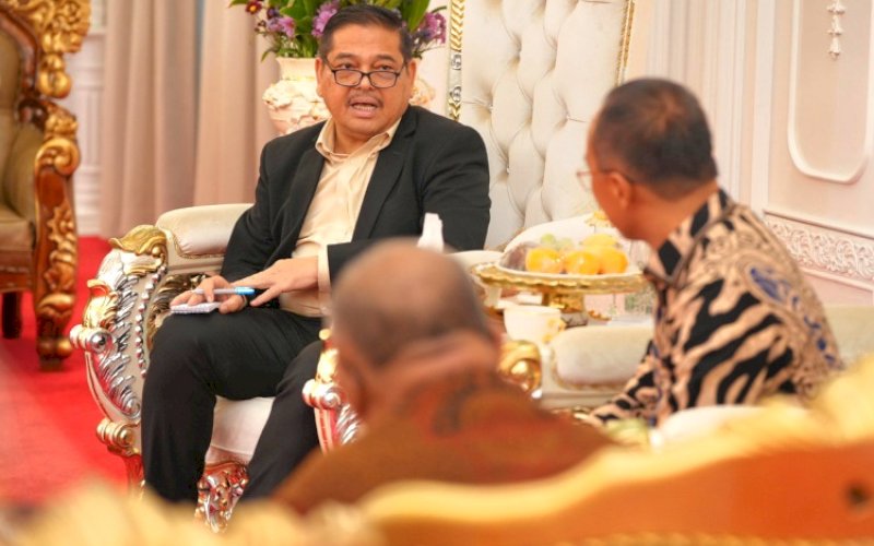 PERTEMUAN. Pj Gubernur Sulsel, Zudan Arif Fakrulloh, bersama investor Jepang, PT Awina Sinergi Internasional (ASI) membahas berbagai potensi investasi di Provinsi Sulsel di Rumah Jabatan Gubernur Sulsel, Kamis (8/8/2024). foto: istimewa