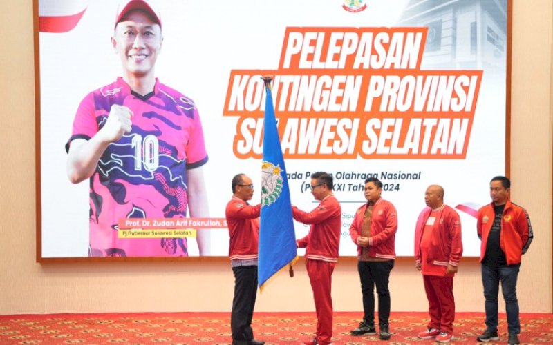 PELEPASAN. Pj Gubernur Sulsel Zudan Arif Fakrulloh melepas Kontingen Sulsel pada PON XII Aceh-Sumut 2024 secara simbolis dengan menyerahkan bendera kepada Ketua Kontingen Sulsel Jufri Rahman di Aula Tudang Sipulung Rumah Jabatan Gubernur, Kamis (29/8/2024) malam. foto: istimewa