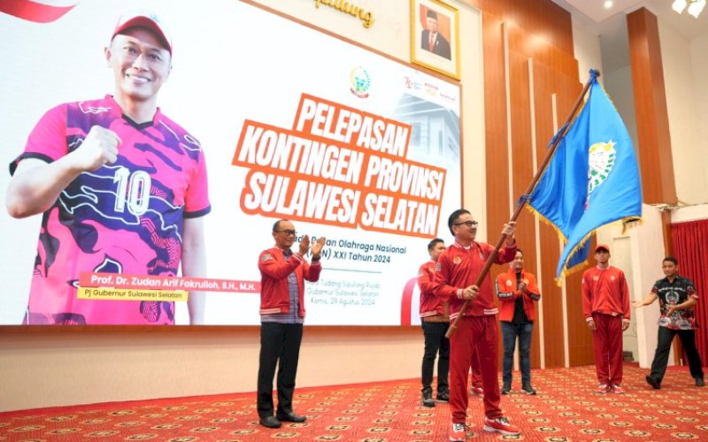 PELEPASAN. Pj Gubernur Sulsel Zudan Arif Fakrulloh melepas Kontingen Sulsel pada PON XII Aceh-Sumut 2024 yang dipimpin Sekda Provinsi Sulsel Jufri Rahman di Aula Tudang Sipulung Rumah Jabatan Gubernur, Kamis (29/8/2024) malam. foto: istimewa