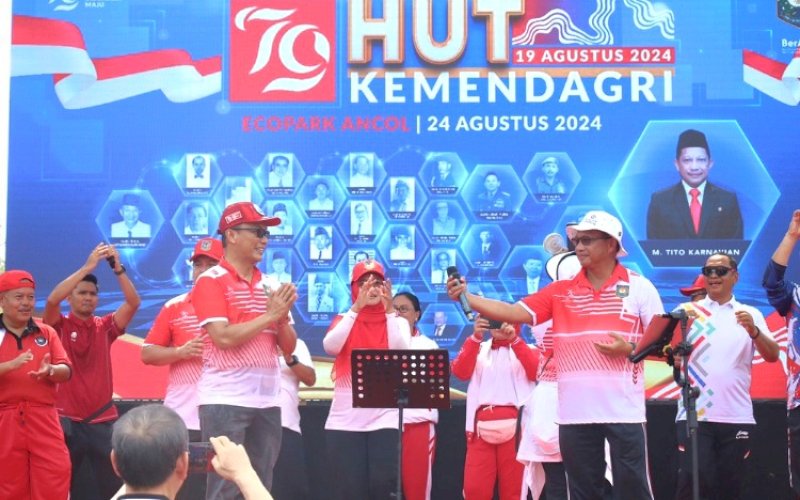SELAMAT ULTAH. Menteri Dalam Negeri Tito Karnavian memberikan ucapan dan doa kepada Pj Gubernur Sulsel Zudan Arif Fakhrulloh tepat berusia 55 tahun di EcoPark Ancol, Jakarta, Sabtu (24/8/2024). foto: istimewa
