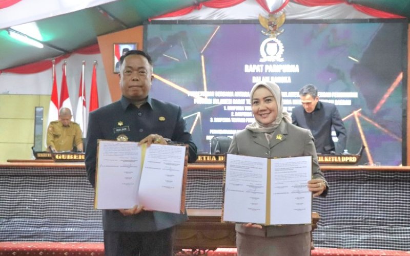 PENGESAHAN. Pemprov Sulbar bersama DPRD Provinsi Sulbar mensahkan APBD Perubahan 2024 pada rapat paripurna setelah melalui beberapa proses, Senin (9/9/2024). foto: istimewa