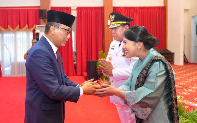 BERI SELAMAT. Pj Gubernur Sulsel, Zudan Arif Fakrulloh, memberikan ucapan selamat kepada Abdul Hayat Gani usai dilantik sebagai Pj Wali Kota Parepare di Aula Tudang Sipulung Rujab Gubernur Sulsel, Rabu (18/9/2024). foto: istimewa