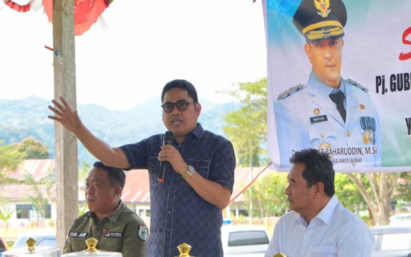 SAPA WARGA. Wakil Ketua DPRD Provinsi Sulbar Abdul Rahim (berdiri) mendampingi Pj Gubernur Sulbar Bahtiar Baharuddin bertemu dengan warga Sulbar. foto: istimewa