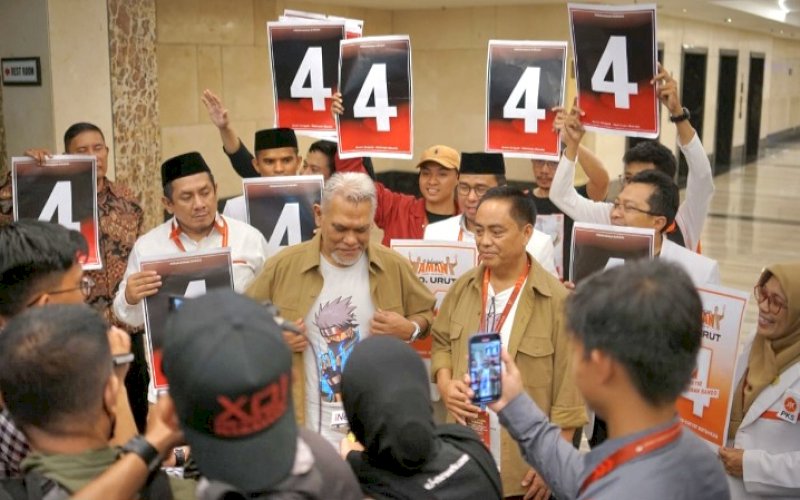 NOMOR URUT. Pasangan Calon Wali kota dan Wakil Wali kota Makassar, Amri Arsyid-Abdul Rahman Bando mengenakan baju kaos bergambar Kakashi Hatake saat pengambilan nomor urut pasangan di Hotel Claro Makassar, Senin (23/9/2024) lalu. foto: istimewa