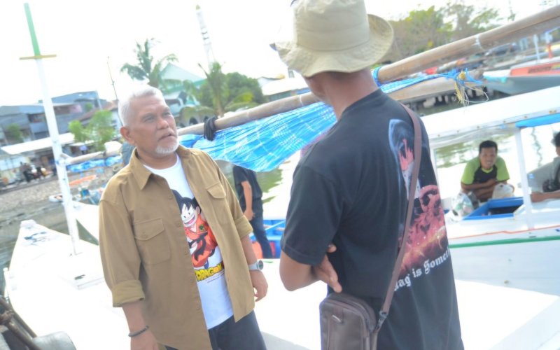 SILATURAHMI. Calon Wali Kota Makassar Amri Arsyid didampingi&nbsp;istri Andi Ruchwana Tenrisima silaturahmi dengan&nbsp;warga Kelurahan Gusung, Kecamatan Ujung Tanah, Kota Makassar di Kafe Garage Kompleks Pelabuhan Paotere Makassar, Minggu (29/9/2024). foto: istimewa