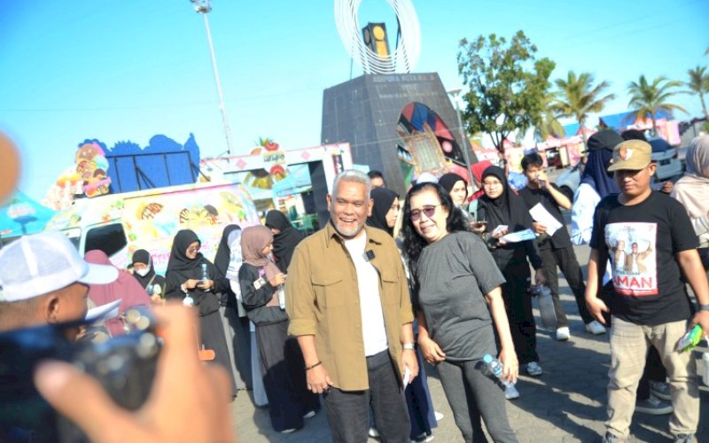 KUNJUNGAN. Calon Wali Kota Makassar nomor urut 4, Amri Arsyid, bersama puluhan milenial mengunjungi sejumlah ikon sejarah Kota Makassar, Minggu (29/9/2024). foto: istimewa