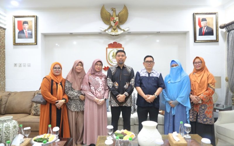PERTEMUAN. Perwakilan Kepala Sekolah, menemui Pjs Wali Kota Makassar, Andi Arwin Azis, di Rumah Jabatan Wali Kota Makassar, Sabtu (28/9/2024) malam. foto: istimewa