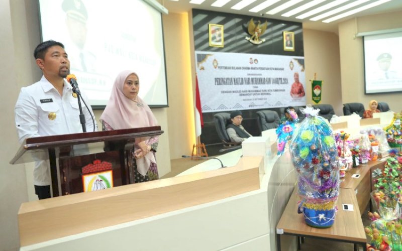MAULID. Pjs Wali Kota Makassar Andi Arwin Azis bersama Pjs Ketua TP PKK Kota Makassar Andi Tenri Anna Marzuki menghadiri Maulid Nabi Muhammad SAW yang digelar DWP Kota Makassar di Ruang Sipakatau Balai Kota Makassar, Jumat (27/9/2024). foto: istimewa
