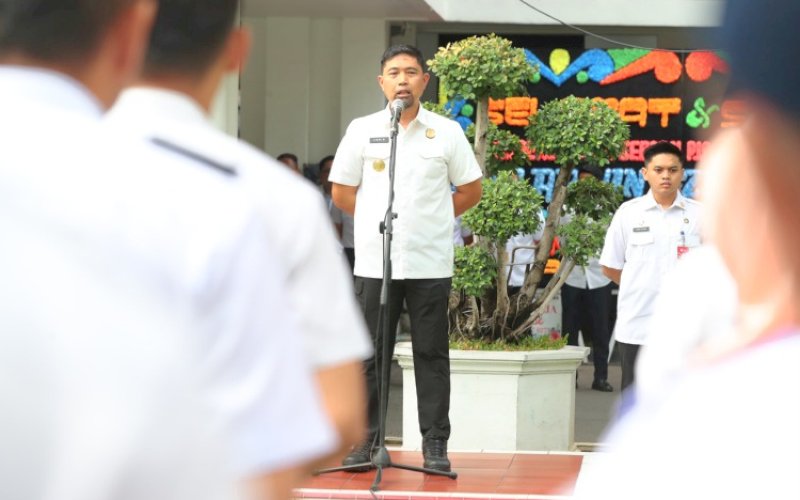 APEL PAGI. Pjs Wali Kota Makassar, Andi Arwin Azis, memulai hari pertamanya bertugas dengan memimpin apel pagi di halaman Balai Kota Makassar, Rabu (25/9/2024). foto: istimewa