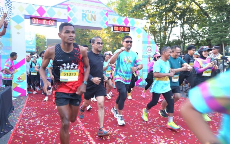 FUN RUN. Pjs Wali Kota Makassar, Andi Arwin Azis, ikut seru-seruan bareng warga Makassar di Notary Run 2024, Minggu (29/9/2024). foto: istimewa