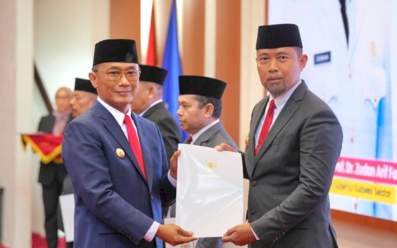 PELANTIKAN. Pj Gubernur Sulsel, Zudan Arif Fakrulloh, melantik Andi Arwin Aziz sebagai Pjs Wali Kota Makassar di Aula Tudang Sipulung Rumah Jabatan Gubernur Sulsel, Selasa (24/9/2024). foto: istimewa
