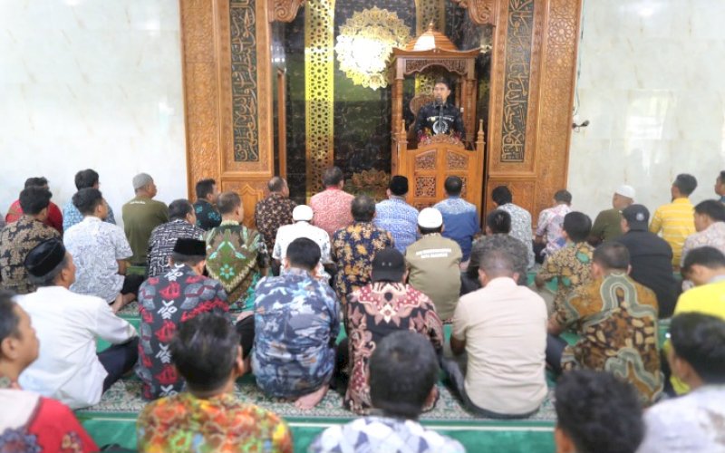 SALAT BERJEMAAH. Pjs Wali Kota Makassar, Andi Arwin Azis, menjadi imam Salat Fardu Zuhur berjemaah bersama jajaran OPD Pemkot Makassar yang berkantor di Gabungan Dinas, Jl Urip Sumoharjo, Kota Makassar, Kamis, (26/9/2024). foto: istimewa