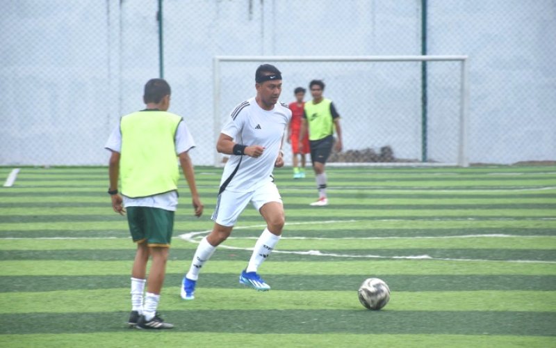 MAIN BOLA. Calon Wali Kota Makassar, Andi Seto Gadhista Asapa, memilih bermain sepak bola mini soccer mengisi akhir pekan bersama Jurnalis Makassar di Lapangan Sultan Sport Arena, Jl Borong Indah, Kota Makassar, Minggu (22/9/2024) sore. foto: istimewa