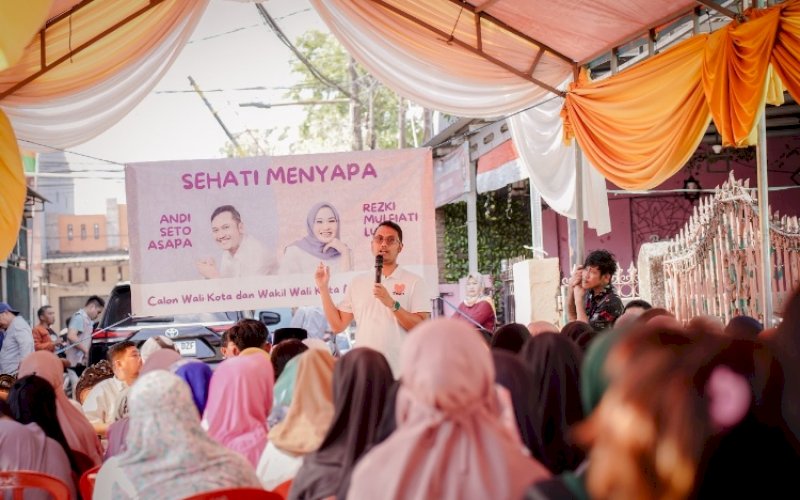SILATURAHMI. Bakal Calon Wali Kota Makassar, Andi Seto Gadhista Asapa, kembali bersilaturahmi dengan warga di Jl Dirgantara, Kelurahan Karampuang, Kecamatan Panakkukang, Kota Makassar, Selasa (17/9/2024). foto: istimewa