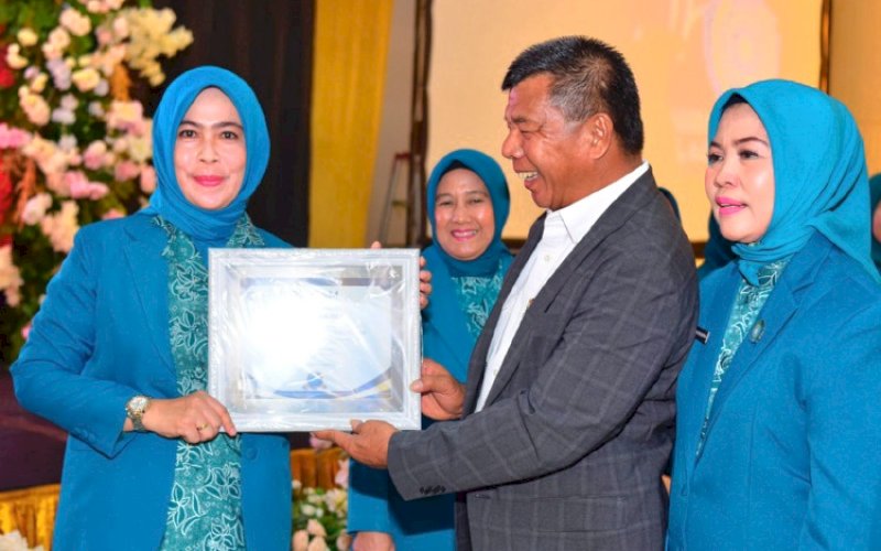 HKG. Bulukumba Andi Muchtar Ali Yusuf didampingi Ketua TP PKK Bulukumba Andi Herfida Muchtar menyerahkan cendera mata kepada kader PKK Bulukumba pada puncak peringatan Hari Kesatuan Gerak (HKG) PKK ke-52 tingkat Kabupaten Bulukumba di Ballroom Hotel Agri Bulukumba, Rabu (18/9/2024). foto: istimewa