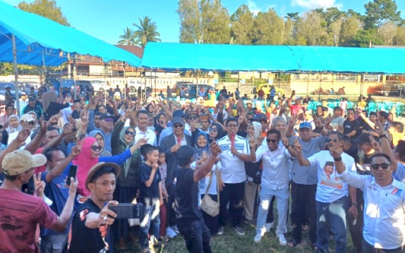 KAMPANYE. Pasangan Calon Bupati dan Wakil Bupati Bukukumba Nomor Urut 2, Andi Muchtar Ali Yusuf-Andi Edy Manaf, menggelar kampanye perdana mereka di Lapangan Desa Bontobulaeng, Kecamatan Bulukumpa, Bulukumba, Kamis (26/9/2024). foto: istimewa