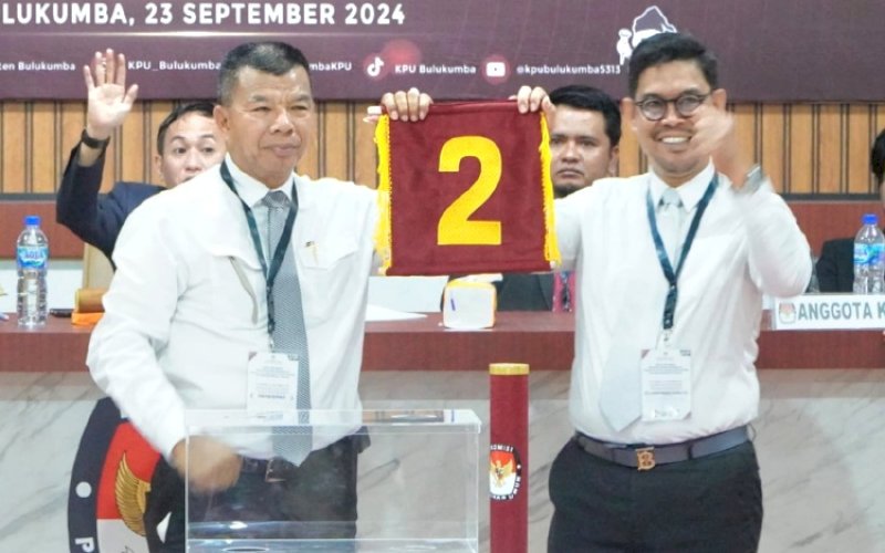 NOMOR URUT. Pasangan Calon Bupati dan Wakil Bupati Bulukumba, Andi Muchtar Ali Yusuf-Andi Edy Manaf, mendapat nomor urut 2 pada pengundian nomor urut di Aula Kantor KPU Bulukumba, Senin (23/9/2024). foto: istimewa