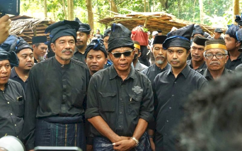 FESTIVAL PINISI. Bupati Bulukumba, Andi Muchtar Ali Yusuf (tengah), menghadiri Festival Pinisi XIV 2024 di Kawasan Pantai Merpati, Kota Bulukumba, Jumat (6/9/2024). foto: istimewa