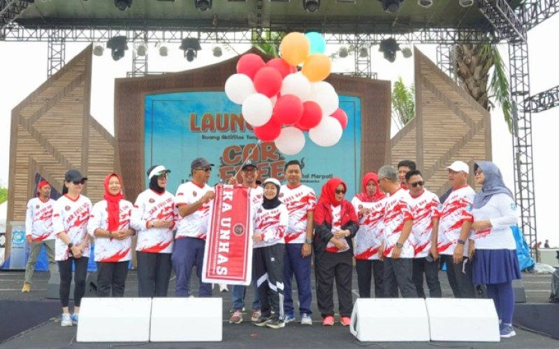 PELUNCURAN. Bupati Bulukumba, Andi Muchtar Ali Yusuf, memimpin peluncuran Car Free Day (CFD) atau Hari Bebas Kendaraan Bermotor di kawasan Pantai Merpati Bulukumba, Minggu (8/9/2024). foto: istimewa