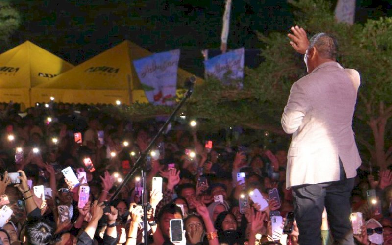 FESTIVAL PINISI. Bupati Bulukumba, Andi Muchtar Ali Yusuf, menyapa pengunjung saat secara resmi menutup Festival Pinisi XIV 2024 pada puncak perayaan Festival Pinisi 2024 di kawasan Pantai Merpati Bulukumba, Minggu (8/9/2024). foto: istimewa