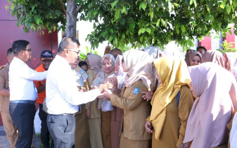 PAMIT. Bupati dan Wakil Bupati Bulukumba, Andi Muchtar Ali Yusuf-Andi Edy Manaf, salam pamit kepada para ASN lingkup Pemkab Bulukumba usai mengikuti apel gabungan lingkup Pemkab Bulukumba di halaman Kantor Bupati Bulukumba, Senin (23/9/2024). foto: istimewa