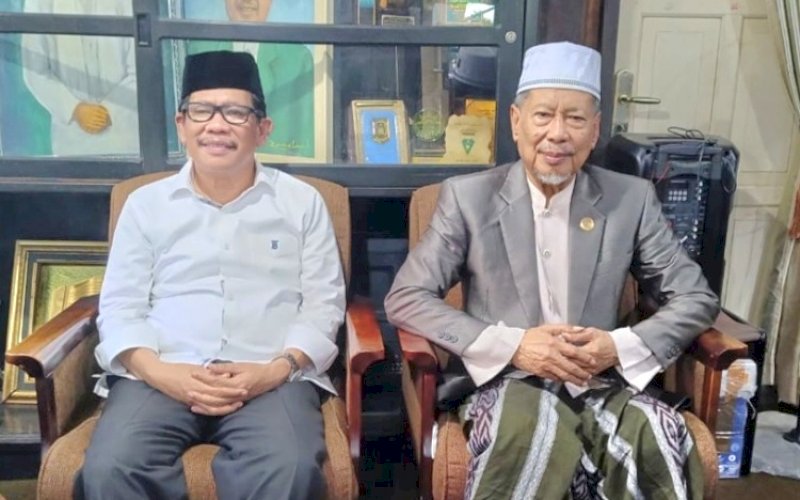 SILATURAHMI. Bakal Calon Wakil Gubernur Sulsel, Ashar Arsyad, melakukan kunjungan ke kediaman Pimpinan Pondok Pesantren DDI Mangkoso, Anregurutta Prof Muhammad Farid Wajdi di Mangkosos, Kabupaten Barru, Rabu (11/9/2024). foto: istimewa