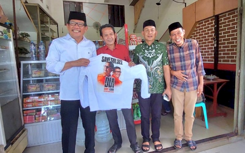 SAFARI POLITIK. Bakal Calon Wakil Gubernur Sulsel, Azhar Arsyad, melanjutkan safari politik dengan silaturahmi dengan tokoh-tokoh masyarakat di Kabupaten Maros, Sabtu (14/9/2014). foto: istimewa
