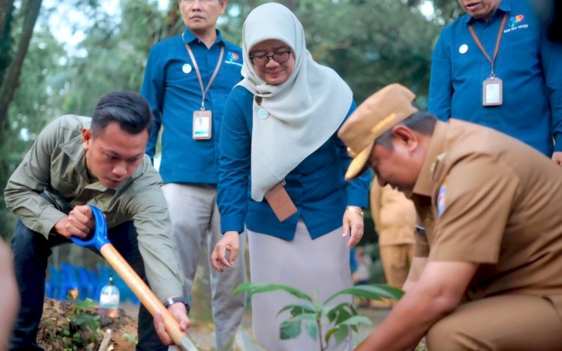 TANAM POHON. Pj Gubernur Sulbar Bahtiar Baharuddin bersama Kepala BPS Sulbar Tina Wahyufitri melakukan penanaman sukun di lingkungan kantor BPS Sulbar, Senin (9/9/2024). foto: istimewa