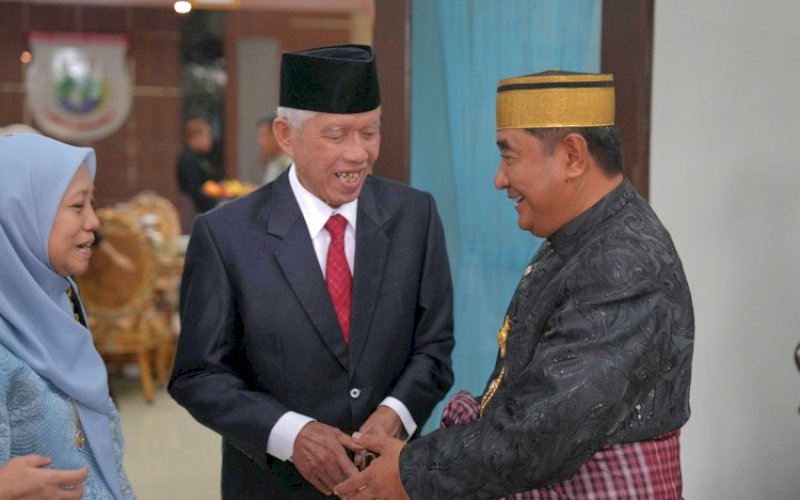 SALAMAN. Pj Gubernur Sulbar Bahtiar Baharuddin bersalaman dengan pejuang Sulbar Prof Basri Hasanuddin, di rumah jabatannya, Minggu (22/9/2024). foto: istimewa