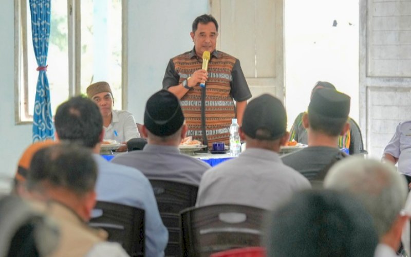 PERTEMUAN. Pj Gubernur Sulbar, Bahtiar Baharuddin, bertemu dan silaturahmi bersama tokoh masyarakat, agama, pemuda, dan pemerintah Kecamatan Tommo, Kabupaten Mamuju, Sulbar di Kantor Kecamatan Tommo, Rabu (18/9/2024). foto: istimewa