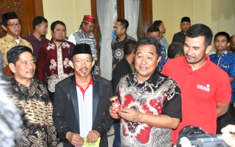 SILATURAHMI. Pj Gubernur Sulbar, Bahtiar Baharuddin, menjamu makan malam bersama sekaligus silaturahmi bersama Pemerintah Desa, Kelompok Tani, Kelompok Nelayan, dan Himpunan Peternak se-Provinsi Sulbar di Rujab Gubernur Sulbar, Minggu (9/9/2024). foto: istimewa