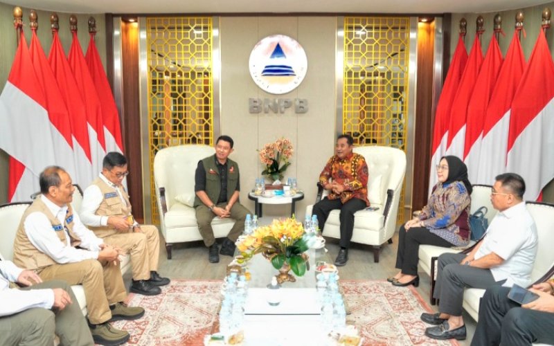 PERTEMUAN. Pj Gubernur Sulbar Bahtiar Baharuddin bersama rombongan menemui Kepala BNPB Letjen TNI Suharyanto di kantornya di Jakarta, Rabu (4/9/2024). foto: istimewa