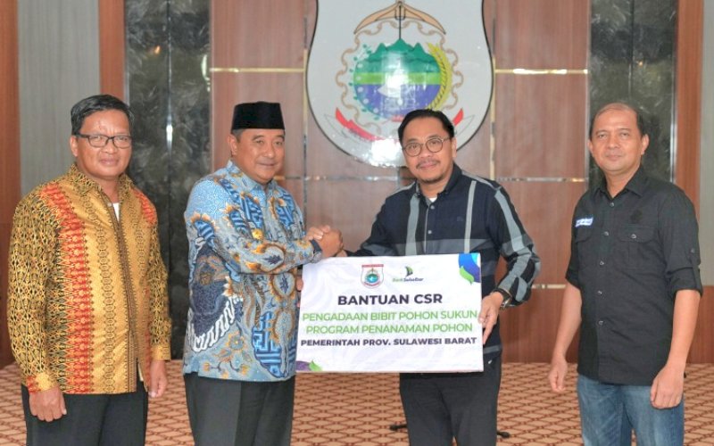 CSR. Pj Gubernur Sulbar, Bahtiar Baharuddin, menerima bantuan CSR Bank Sulselbar. foto: istimewa