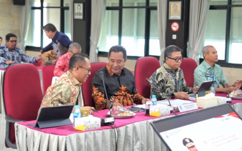EVALUASI. Pj Gubernur Sulbar, Bahtiar Baharuddin (kedua kiri), menghadiri evaluasi Pj Gubernur yang dilaksanakan Kemendagri, Kamis (5/9/2024). foto: istimewa