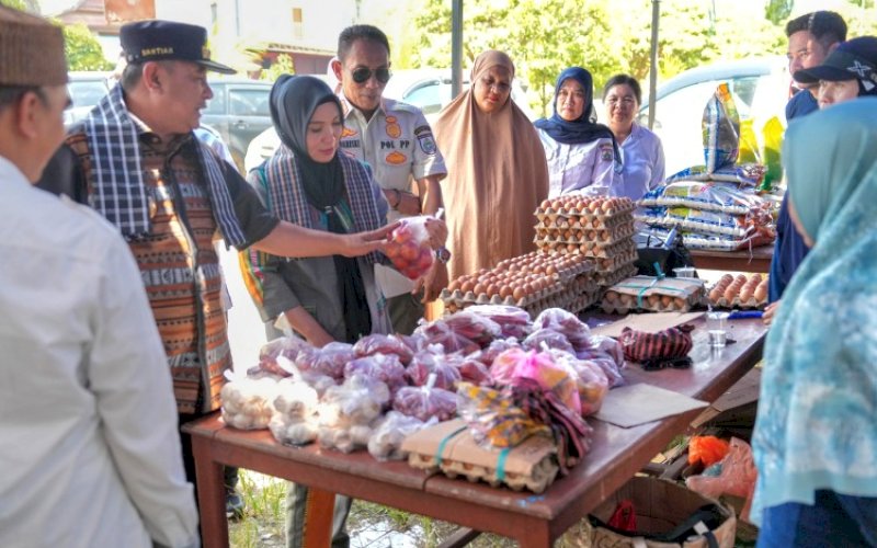 GPM. Pj Gubernur Sulbar, Bahtiar Baharuddin, Gerakan Pangan Murah (GPM) atau Pasar Murah Pemprov Sulbar di Kecamatan Tommo, Kabupaten Mamuju, Sulbar, Rabu (18/9/2024). foto: istimewa