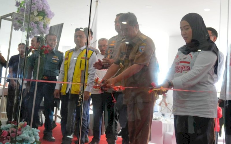 LAUNCHING. Pj Gubernur Sulsel, Bahtiar Baharuddin, melakukan Soft Launching Gedung Baru DPRD Provinsi Sulbar, Senin (9/9/2024). foto: istimewa