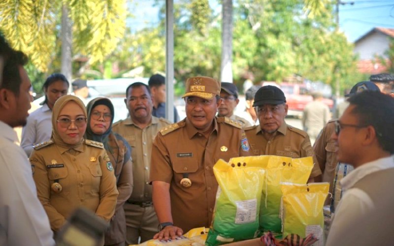 GPM. Pj Gubernur Sulbar, Bahtiar Baharuddin, meninjau pasar murah di salah satu titik di Sulbar. Bahtiar Baharuddin gencar melaksanakan Gerakan Pangan Murah (GPM). foto: istimewa