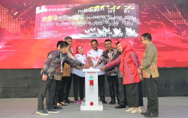 LAUNCHING. Pj Gubernur Sulbar, Bahtiar Baharuddin, menghadiri High Level Meeting (HLM) TP2DD Provinsi Sulbar dan Launching Penggunaan Kartu Kredit Pemerintah Daerah (KKPD) Provinsi dan Kabupaten se-Sulbar di Ballroom Hotel Maleo Mamuju, Kamis (19/9/2024). foto: istimewa