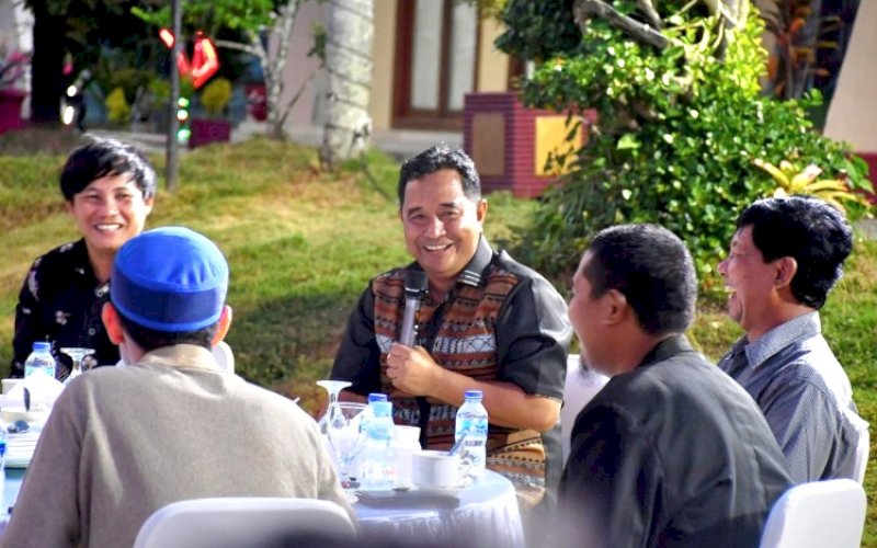 PERTEMUAN. Pj Gubernur Sulbar, Bahtiar Baharuddin, mengumpulkan para pemangku durian yang ada di Sulbar di halaman Rumah Jabatan Gubernur Sulbar, Rabu (18/9/2024) malam. foto: istimewa