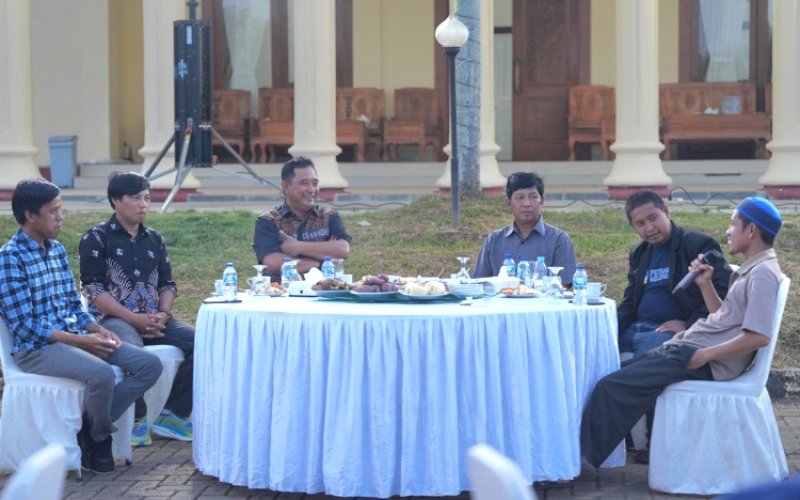 PERTEMUAN. Pj Gubernur Sulbar, Bahtiar Baharuddin, mengumpulkan para pemangku durian yang ada di Sulbar di halaman Rumah Jabatan Gubernur Sulbar, Rabu (18/9/2024) malam. foto: istimewa