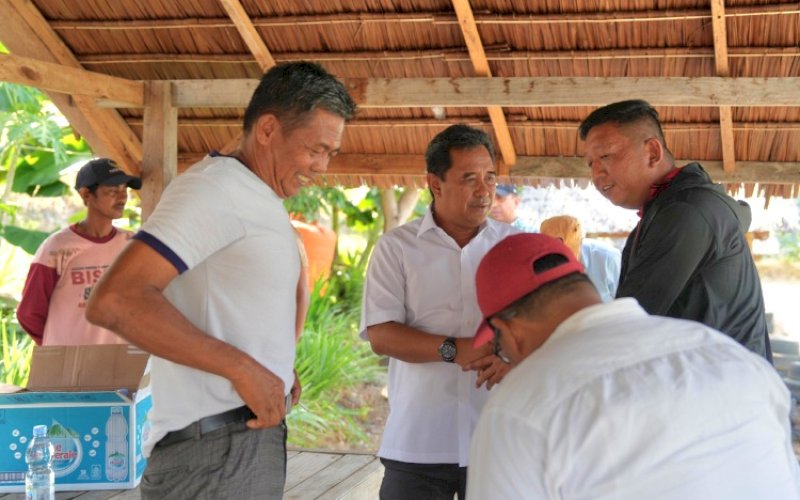 PERTEMUAN. Pj Gubernur Sulbar, Bahtiar Baharudddin, bertemu pengusaha perikanan di Desa Pokkan, Kecamatan Kalukku, Kabupaten Mamuju, Sulbar, Sabtu (13/9/2024). foto: istimewa