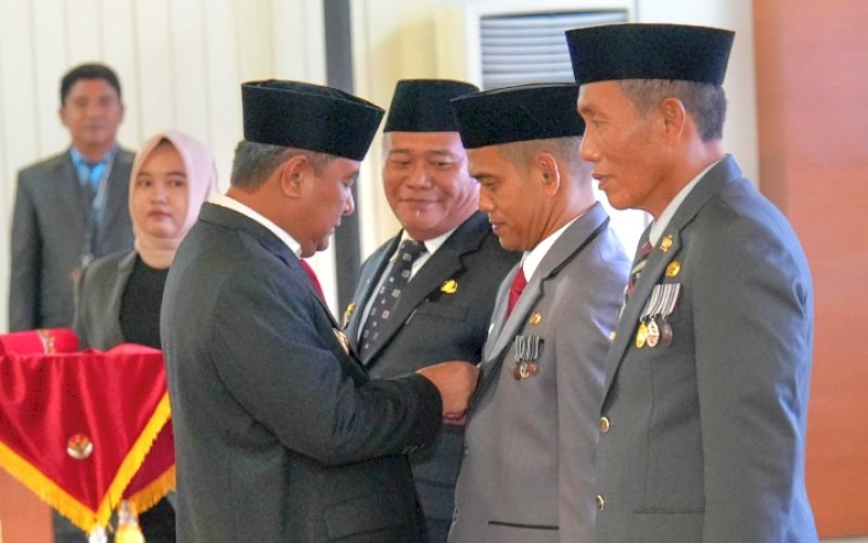 PELANTIKAN. Pj Gubernur Sulbar, Bahtiar Baharuddin, resmi melantik Penjabat Sementara (Pjs) Kepala Daerah di tiga kabupaten, yakni Mamuju, Pasangkayu, dan Mamuju, Selasa (24/2024). foto: istimewa