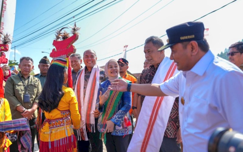 SAMBUTAN. Pj Gubernur Sulbar, Bahtiar Baharuddin, menyambut tim Kemensos RI yang menghadiri bakti sosial di Kabupaten Mamasa, Sulbar, Selasa (24/9/2024). foto: istimewa