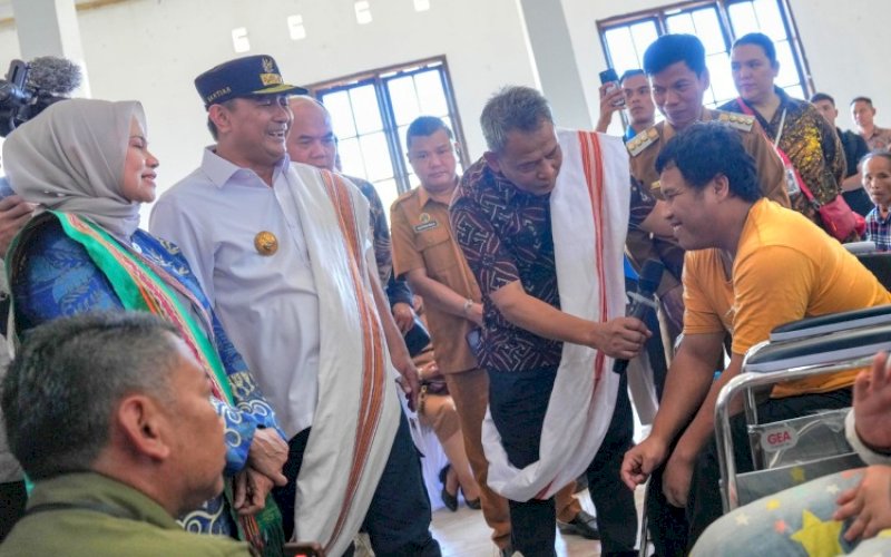 PEMANTAUAN. Pj Gubernur Sulbar Bahtiar Baharuddin mendampingi Dirjen Rehabilitasi Sosial Kemensos RI Supomo memantau pelaksanaan operasi katarak pada Puncak Bakti Sosial di Kabupaten Mamasa, Sulbar, Selasa (24/9/2024). foto: istimewa