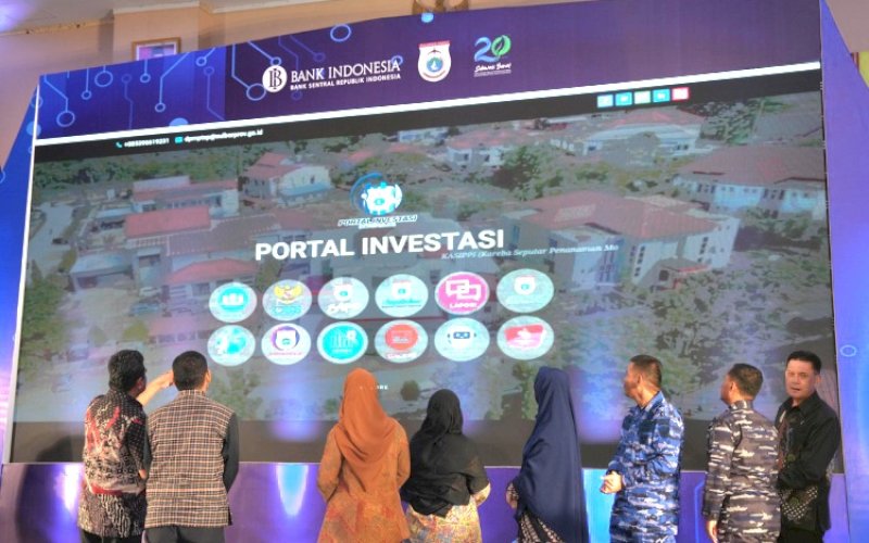 LAUNCHING. Pj Gubernur Sulbar, Bahtiar Baharuddin, melaunching portal investasi di Hotel D'Maleo Mamuju, Kamis (12/9/2024). foto: istimewa