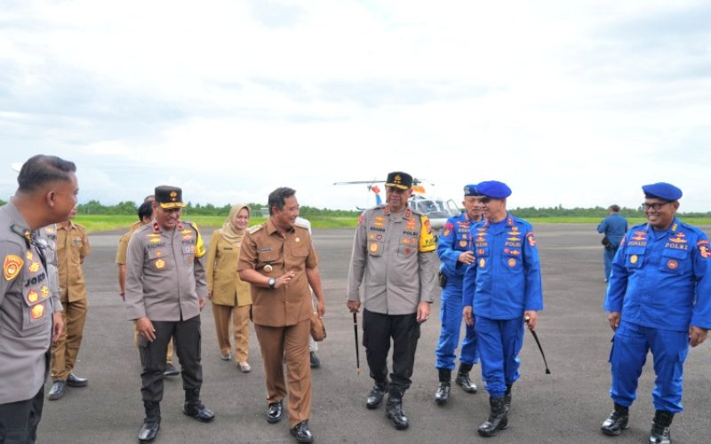 SAMBUTAN. Pj Gubernur Sulbar Bahtiar Baharuddin bersama Kapolda Sulbar Irjen Pol Adang Ginanjar menyambut kedatangan Kakorpolairud Baharkam Polri Irjen Pol M Yassin Kosasih di Bandara Tampa Padang, Kabupaten Mamuju, Sulbar, Senin (9/9/2024). foto: istimewa