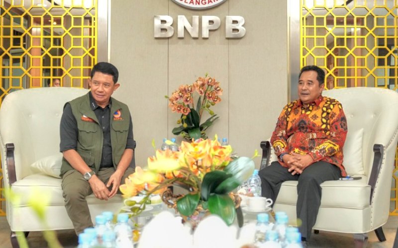 PERTEMUAN. Pj Gubernur Sulbar Bahtiar Baharuddin menemui Kepala BNPB Letjen TNI Suharyanto di kantornya di Jakarta, Rabu (4/9/2024). foto: istimewa